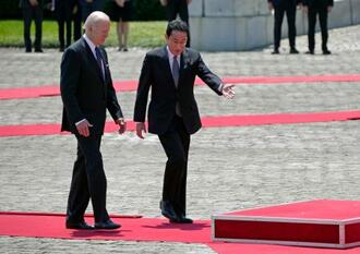　首脳会談前の歓迎式典に臨むバイデン米大統領（左）と岸田首相＝２３日午前、東京・元赤坂の迎賓館（ＡＰ＝共同）