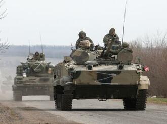 　親ロシア派部隊の装甲車＝１０日、ウクライナ・マリウポリ郊外（ロイター＝共同）