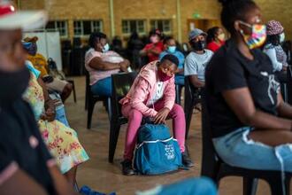 　南アフリカの都市オレンジファームにある新型コロナウイルスワクチン接種会場＝３日（ＡＰ＝共同）
