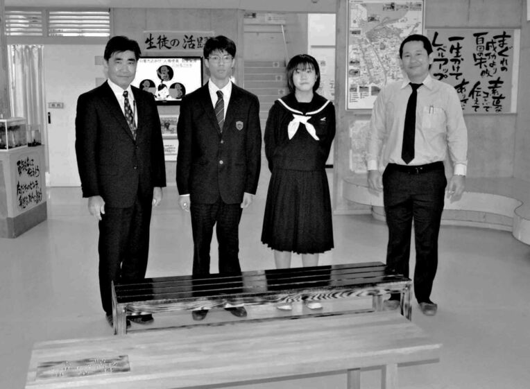 母校に手作りの木製ベンチを寄贈する城間盛太郎さん（左から２人目）＝９日、沖縄市・山内中