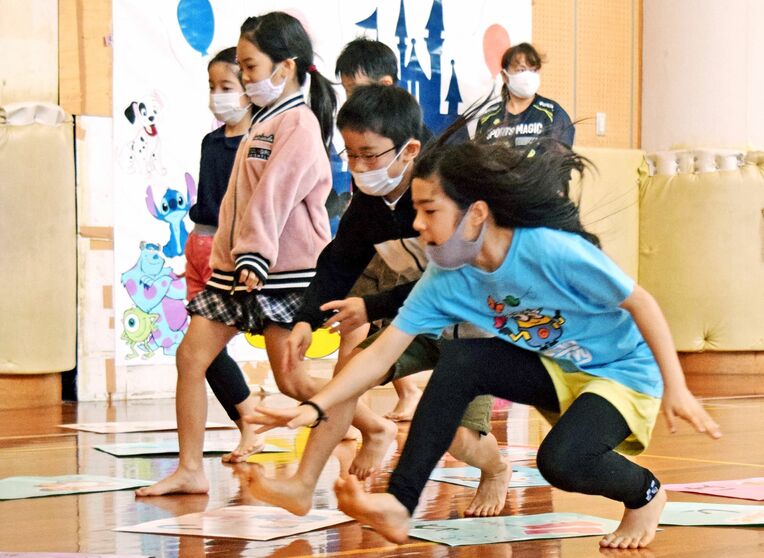 かるた取りを楽しむ子どもたち＝１月２３日、浦添市立まちなと児童センター