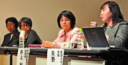 貧困と性の問題について意見を交わした（右から）矢野恵美さん、井上松代さん、三浦耕子さん、山内優子さん＝９日、県立博物館・美術館講堂