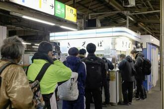 　営業最終日のＪＲ小山駅にある立ち食いそば店「きそば」を訪れる人ら＝１４日午後、栃木県小山市