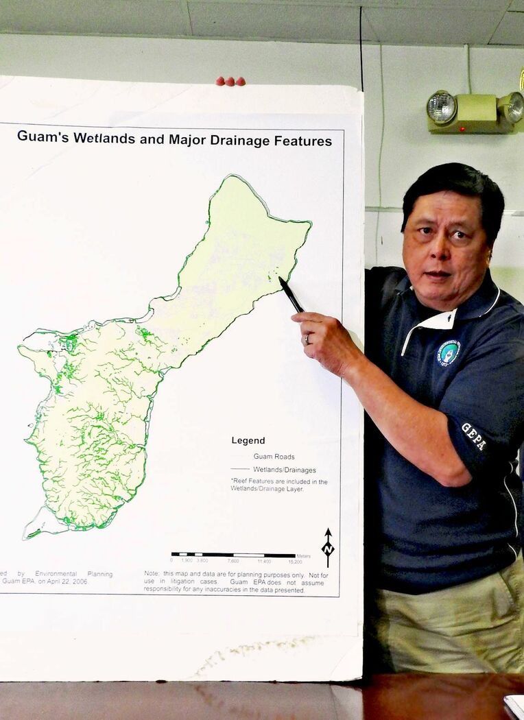 （写図説明）アンダーセン空軍基地内の汚染箇所を地図で示すグアム政府環境保護局のクルス氏＝グアム
