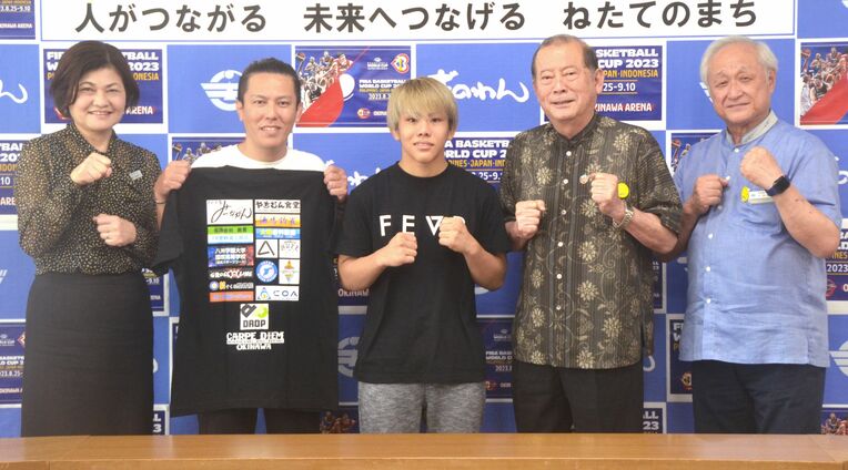 総合格闘技でプロデビューした知名昴海（すかい）さん（中央）と父の亮哉さん（左から２人目）＝１５日、宜野湾市役所