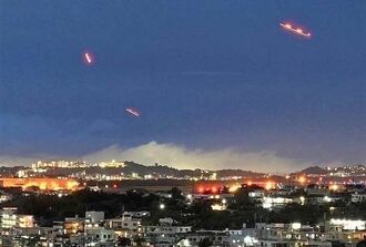 ＵＦＯ？　いいえ、夜景を撮影していたら写り込んだ米軍ヘリの航跡です。夜はお静かに＝２４日、宜野湾市上空（銘苅一哲撮影）