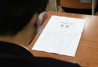 　東京都内の中学校で全国学力テストに臨む生徒＝１９日午前（代表撮影）