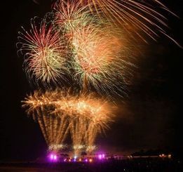 色鮮やかな花火が夜空を彩った２０１９年の海洋博公園花火大会