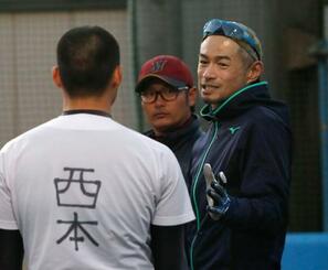 　千葉明徳高を訪れ、選手を指導するイチローさん（右）＝３日午後、千葉市