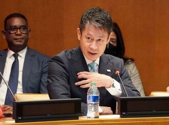 　５日、米ニューヨークの国連本部でのイベントで発言する広島県の湯崎英彦知事（共同）