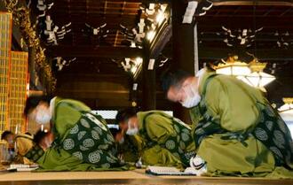 　僧侶が上半身を揺らしながら念仏を唱える東本願寺の「坂東曲」＝２８日午前、京都市