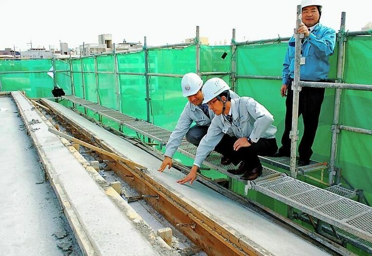 ＣｆＦＡを混合したコンクリートの状況を確認するゼロテクノ沖縄の担当者ら＝浦添市西原の建築現場