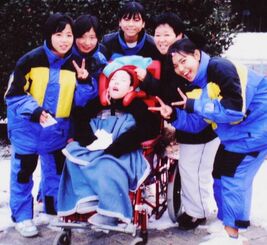 修学旅行で、友達との時間を楽しむ大城ちなみさん（中央）＝２００４年２月、熊本県