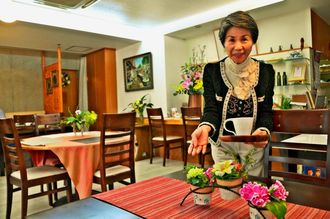 「うなカフェ」を商標登録して経営している高城信子さん＝２３日、浦添市港川の「うなカフェ」