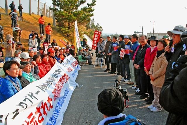 新基地建設に抗議し、ゲート前に結集する国会議員・県議団（左）と、市町村議員団（右）ら＝２２日午前、名護市辺野古のキャンプ・シュワブゲート前