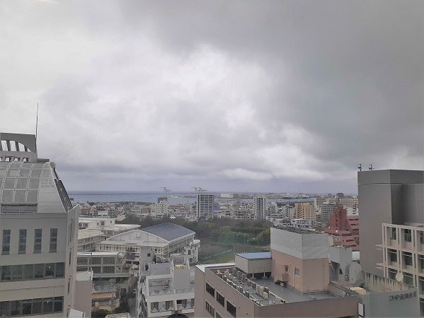 14日午後4時40分ごろの那覇市付近の上空