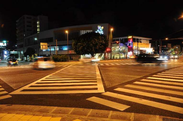 「パニック暴走」の取材中、暴走行為は確認できなかった＝８月３０日午前０時半ごろ、沖縄市の胡屋交差点