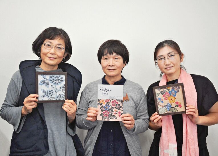 染織展をＰＲする染織家の（左から）中村佳子さん、福島律子さん、宮城友紀さん＝１３日、沖縄タイムス北部支社