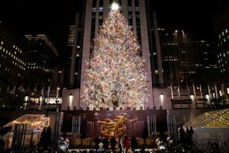 　１日、米ニューヨークで、点灯された巨大クリスマスツリー（ＡＰ＝共同）