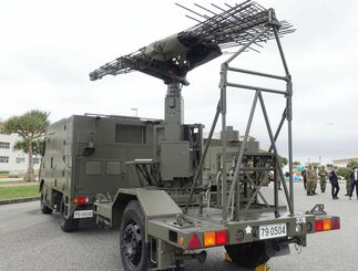 陸上自衛隊那覇駐屯地に配備されている車載型ネットワーク電子戦システム（ＮＥＷＳ）＝２７日、那覇市