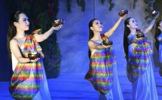 　初舞台を踏んだ新人フラガールの３人。（左から）番内美咲さん、黒沢美弥妃さん、金尾陽菜さん＝７日夜、福島県いわき市のスパリゾートハワイアンズ