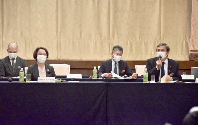 第２回公立北部医療センター整備協議会で発言する謝花喜一郎副知事（右）ら＝１月２７日、名護市・ホテルゆがふいんおきなわ
