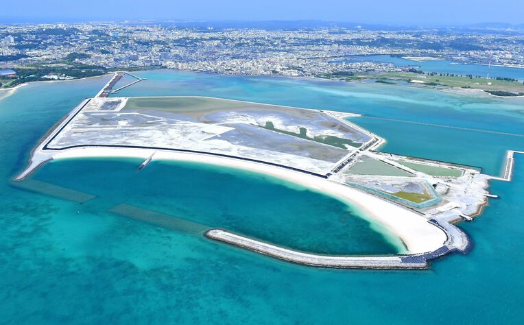 国が埋め立てた沖縄市泡瀬沖の人工島「潮乃森」（２０１８年４月撮影）。県は人工島の東側（写真右側）を埋め立てるため、区域を囲む三つの護岸のうち一つを整備したが、予算減少の影響で埋め立て土砂の投入には至っていない。