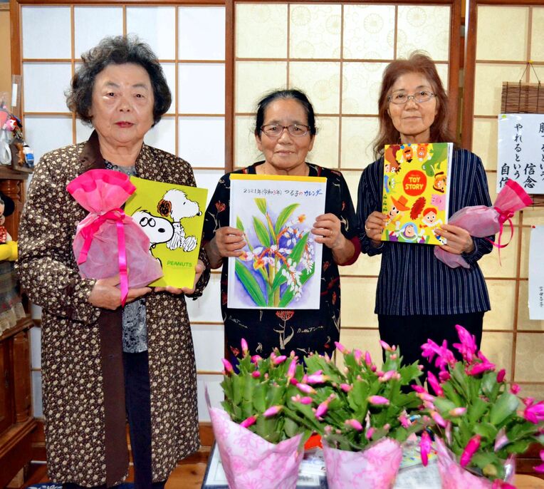 仲間へのプレゼントを作った（左から）山城ツル子さん、吉田春子さん、古堅利枝子さん＝１２月２３日、大宜味村津波