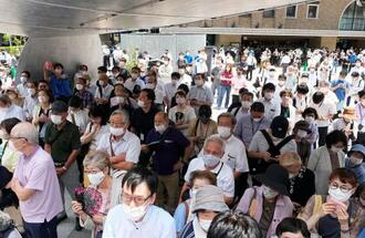 　参院選まで選挙期間が残り３日間となり、マスク姿で街頭演説に耳を傾ける人たち＝７日午後、神戸市
