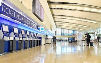 県の休業要請全面解除後も旅客が少ないチェックインロビー＝２３日午前、那覇空港