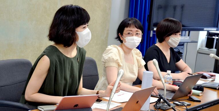 「ひとりじゃないよプロジェクト」の活動状況を報告する小島慶子さん（左）ら＝１０日、厚労省