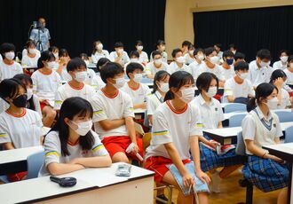 沖縄戦と今も続く基地問題について考える生徒たち＝２１日、浦添高校