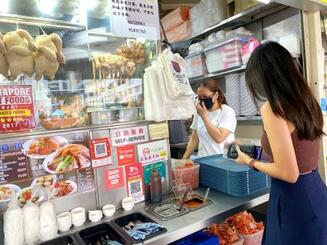 　シンガポール名物の鶏肉料理「チキンライス」を売る店＝２４日（共同）