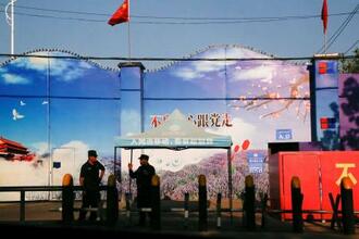 　中国新疆ウイグル自治区で「職業訓練所」前に立つ警備員＝２０１８年９月（ロイター＝共同）