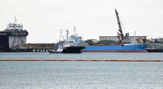 新基地建設が進む大浦湾では大型船が停泊し、土砂を台船に移し替える作業が見られた＝１２日、名護市