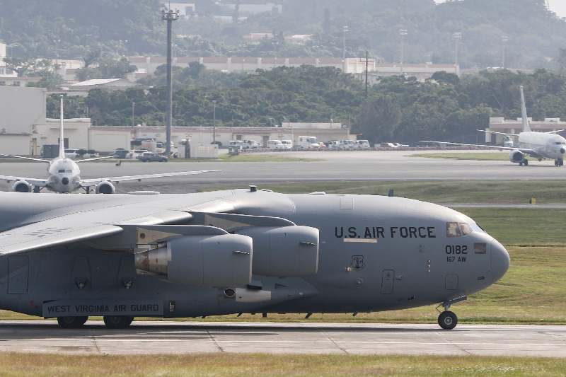 嘉手納基地で大型輸送機が緊急着陸 米軍c17 ハッチが開いたまま 沖縄タイムス プラス ニュース 沖縄タイムス プラス