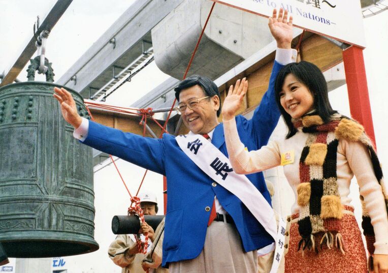 第17回大会（2001年）からスタートの合図が万国津梁の鐘になりました。最初のスターターは俳優の国仲涼子さん（右）。中央は翁長雄志市長