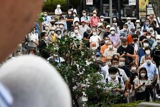 　参院選の選挙戦で最後の日曜を迎え、街頭演説に耳を傾ける人たち＝３日午後、京都市