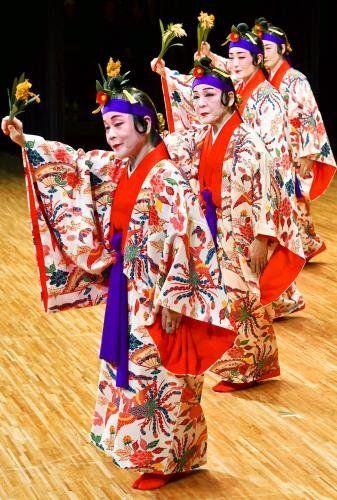 気品ある踊りを見せた眞境名結子琉舞道場の「稲まづん」＝５日、名護市民会館