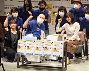 橋本さん（前列中央）ががんと闘う仲間に「希望を届けたい」と企画したがんトークイベント。堀ちえみさんや全国のがん患者が集った＝２０２１年１１月、那覇市・てんぶすホール