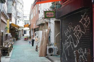 ＭＶの冒頭や、クライマックスのシーンなどで使われた銀天街の路地裏＝１１月２５日午前１１時１４分、沖縄市照屋
