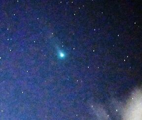 東の空の雲間に見えたレナード彗星＝６日午前４時３２分（ＩＳＯ８０００、ｆ２．８で２．５秒露光、与那原町から金城健太撮影）