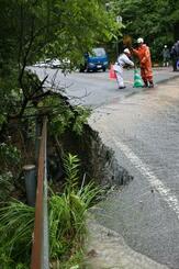 　台風４号の影響で、崩れた道路＝５日午前１０時１分、高知県中土佐町