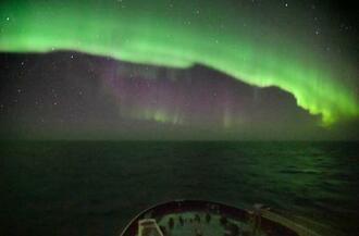 　南極観測船「しらせ」から観察されたオーロラ＝１１月２９日、南緯５０度付近（南極観測隊同行記者撮影）