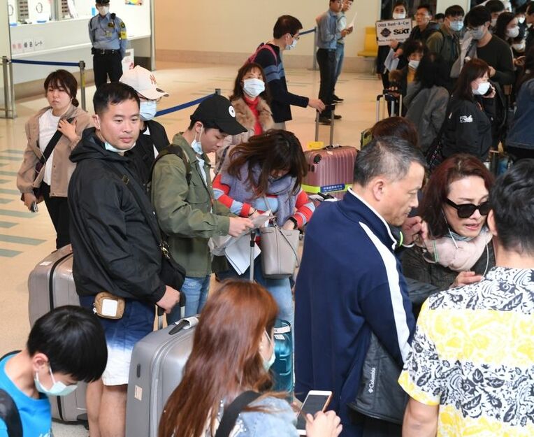 （資料写真）那覇空港に到着した中国人観光客ら。到着後はマスクを外す姿も見られた＝1月24日、那覇空港国際線ターミナル