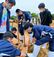 名久井農業高校の大坊拓也さん（右奥）に教えてもらいながら、三和土（たたき）を設置する辺土名高校の生徒ら＝５月２８日午後、東村の畑
