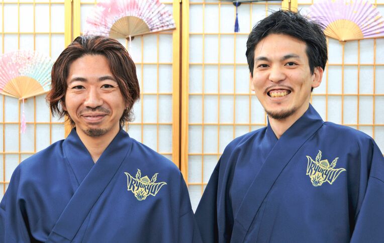 「キングス浴衣」の製作を担当した親川雅矢さん（右）と玉城和磨さん＝１日、沖縄市・おやかわ呉服店