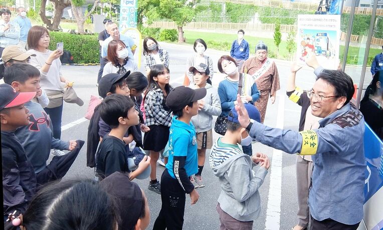 路線バス利用時のマナー、注意点を説明する沖縄バスの屋宜宣史さん（右端）
