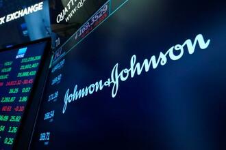 　ニューヨーク証券取引所のトレーディングポストに表示されたジョンソン・エンド・ジョンソンのロゴ＝２０２１年７月１２日（ＡＰ＝共同）