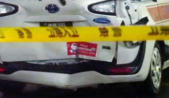 女性２人を刺した後、容疑者が車で追突したタクシー。後部が破損している＝３日、宜野湾市我如古